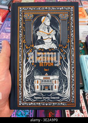 Moscou, Russie - 15 mars 2026 : couverture du livre de Margaret Mitchell, avec des illustrations complexes et un design classique Banque D'Images