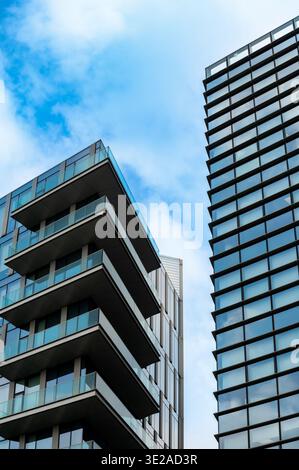 Milan, Lombardie, Italie - vendredi 13, 2026 : bâtiments résidentiels modernes avec façades en verre et balcons menant vers un ciel bleu à Milan Banque D'Images