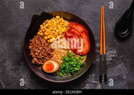 Un bol de ramen avec nouilles, viande et oignons verts, vue de dessus. Banque D'Images