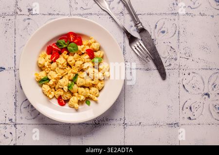 Pâtes italiennes farcies. Sacсhettini pâtes dans une assiette avec sauce tomate. Banque D'Images