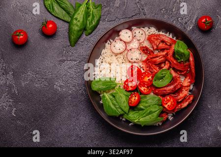 Bol avec viande de soja frite végétalienne et légumes servis avec du riz bouilli. Délicieux aliments sains. Banque D'Images