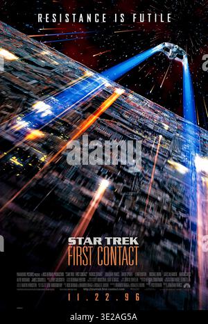 Star Trek First contact (1996) réalisé par Jonathan Frakes et mettant en vedette Patrick Stewart, Jonathan Frakes et Brent Spiner. Les Borgs remontent à 2063 pour empêcher le premier contact avec les Vulcains en assimilant la Terre de l'Enterprise-E. Picard et son équipage suivent pour protéger l'avenir de l'humanité. Ils s'assurent que le vol Warp de Zefram Cochrane réussit. Photographie d'une affiche américaine originale de 1996 À USAGE ÉDITORIAL EXCLUSIF. Crédit : BFA / Paramount Pictures Banque D'Images