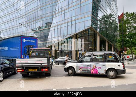 Londres, Angleterre, Royaume-Uni - 27 juin 2023 : voitures et camions faisant la queue dans une rue du centre de Londres Banque D'Images