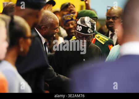 Le Président du Nigeria Bola Ahmed Tinubu (au centre) et la première Dame Oluremi Tinubu sont accueillis par le Vice-premier Ministre et Secrétaire à la Justice David Lammy (au centre gauche) alors qu’ils visitent l’exposition sur le modernisme nigérian à la Tate Modern à Londres, au cours de la deuxième journée de leur visite d’Etat au Royaume-Uni. Date de la photo : jeudi 19 mars 2026. Banque D'Images