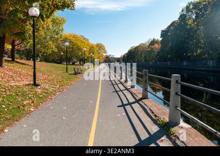 Sentier le long du canal en automne. Sentier pittoresque au bord de la rivière avec arbres d'automne colorés Banque D'Images