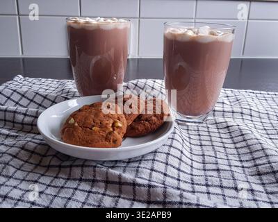 Deux verres de chocolat chaud avec guimauves et biscuits au chocolat Banque D'Images