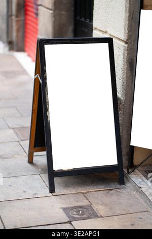 Publicité de panneau sandwich vierge affichant un espace de copie blanc sur une rue de la ville Banque D'Images