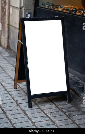 Affiche de tableau sandwich vierge avec maquette d'espace en copie blanche Banque D'Images