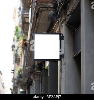 Panneau carré vierge de caisson lumineux faisant saillie de la façade d'un ancien bâtiment Banque D'Images