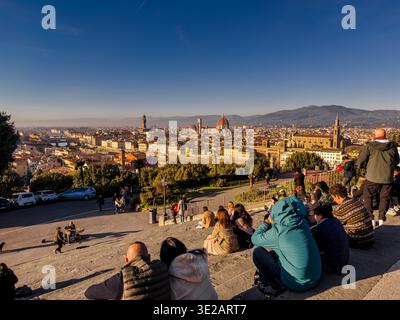 Les gens assis sur les marches admirant la vue de Florence de Piazzale Michelangelo un point de vue populaire à flanc de colline à Florence, en Italie Banque D'Images