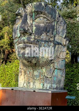 Tindaro Screpolato est une grande statue en bronze du sculpteur Igor Mitoraj située à côté de la pelouse châtaignier dans les jardins de Boboli à Florence, en Italie Banque D'Images