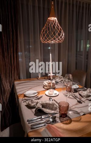Table éclairée aux chandelles pour deux dans un restaurant d'hôtel boutique, Zermatt Banque D'Images