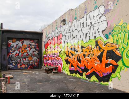 Plan grand angle de graffitis colorés sur un bâtiment abandonné à Atlanta GA Banque D'Images