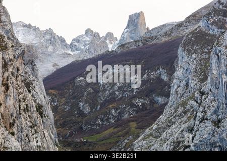 Le pic Urriellu enneigé, l'un des plus célèbres sommets calcaires du parc national des Picos de Europa. Asturies, Espagne. Banque D'Images