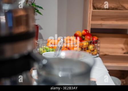 Panier de produits frais sur le comptoir blanc à Oberlech, hôtel Autriche Banque D'Images