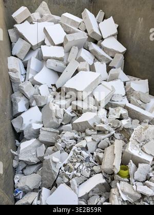 Un grand conteneur est rempli de déchets de construction provenant de panneaux de construction en béton poreux blanc cassé ou en gypse, Wuppertal, Allemagne Banque D'Images