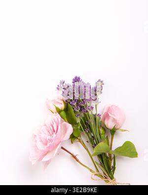 Rose rose rose et bouquet de lavande sur fond léger doux, délicate composition florale verticale avec espace de copie. Mariage romantique, salutation féminine Banque D'Images