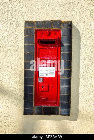 Boîte aux lettres murale rouge traditionnelle datant de l'époque de la reine Victoria dans le village de Butterton Newcastle dans le Staffordshire sous Lyme Banque D'Images
