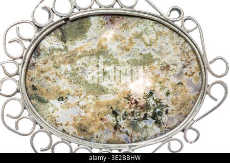 Surface de Moss Agate naturelle en pendentif vintage close up isolé sur fond blanc Banque D'Images