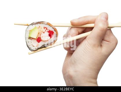 La main féminine avec des baguettes jetables tient le rouleau de sushi de style occidental de près isolé sur fond blanc Banque D'Images