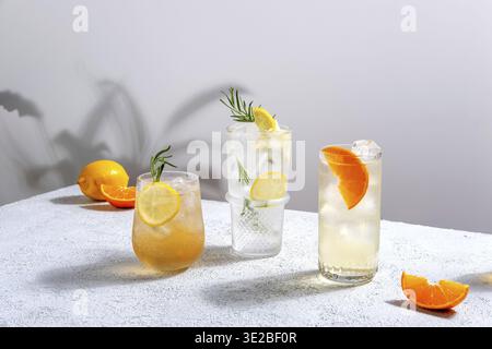 Three vibrant et pétillant punch alcoolisé est parfait pour les rassemblements d'été. Cocktails colorés dans des verres. Boissons fraîches pour les fêtes Banque D'Images