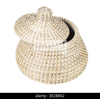 Panier en osier marocain à partir d'herbier marin avec couvercle entrouvert isolé sur fond blanc Banque D'Images