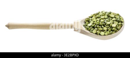 Cuillère en bois avec des pois cassés verts isolé sur fond blanc Banque D'Images