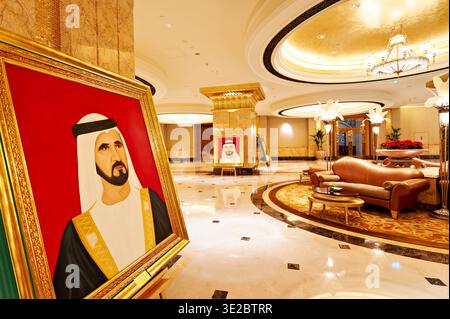 Les visiteurs explorent l'intérieur de l'Emirates Palace Hotel à Abu Dhabi. Des œuvres d'art et un décor luxueux soulignent ce lieu célèbre. Banque D'Images