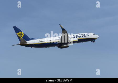 Ryanair Boeing 737 NG / MAX au décollage de Málaga, Espagne. Banque D'Images