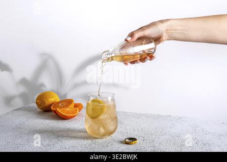 Le punch alcoolisé vibrant et pétillant est parfait pour les rassemblements d'été. Cocktails colorés dans des verres. Boissons fraîches pour les fêtes Banque D'Images