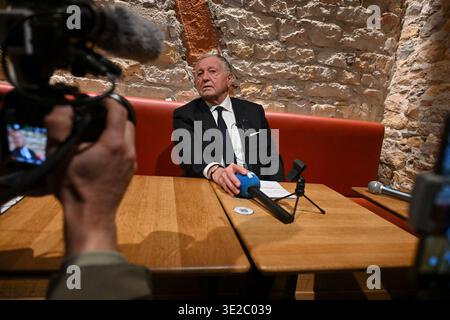 Lyon, France. 19 mars 2026. Jean Michel Aulas, candidat aux élections municipales de Lyon, s’adresse aux électeurs d’un bar de la place des Terreaux avant de regarder le match de football OL vs Vigo à Lyon, France, le 19 mars 2026. Photo de Julien Reynaud/APS-médias/ABACAPRESS.COM crédit : Abaca Press/Alamy Live News Banque D'Images