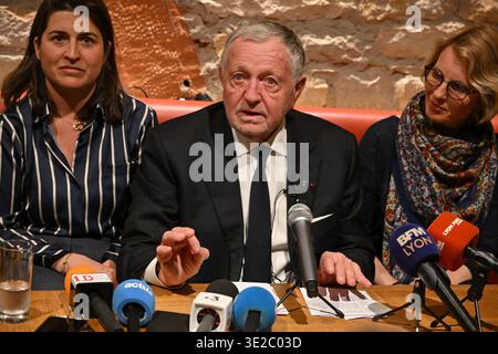 Lyon, France. 19 mars 2026. Jean Michel Aulas, candidat aux élections municipales de Lyon, s’adresse aux électeurs d’un bar de la place des Terreaux avant de regarder le match de football OL vs Vigo à Lyon, France, le 19 mars 2026. Photo de Julien Reynaud/APS-médias/ABACAPRESS.COM crédit : Abaca Press/Alamy Live News Banque D'Images