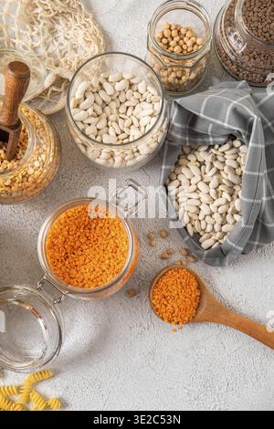 Différentes légumineuses dans des pots en verre : pois chiches, pâtes, haricots, pois, lentilles. Stockage zéro déchet, sans plastique Banque D'Images