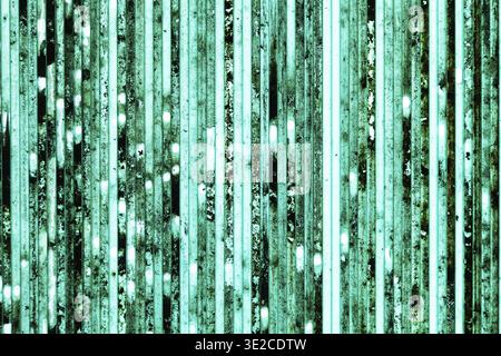 Vue de dessous du toit extérieur sale du hangar à partir du panneau en polycarbonate translucide vert utilisé Banque D'Images