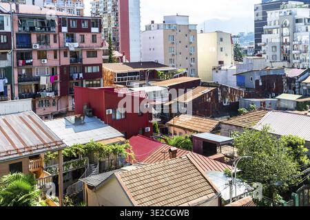 Voyage à la Géorgie - vue ci-dessus du développement urbain dense dans le quartier résidentiel de la ville de Batumi le matin ensoleillé Banque D'Images
