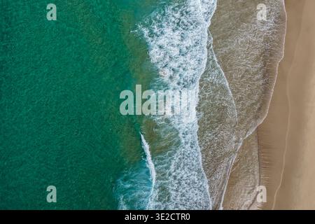 Vue aérienne par drone de Seven Mile Beach à Forster montrant des vagues roulant sur un rivage sablonneux. Banque D'Images