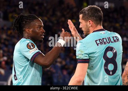 Roma, Italie. 19 mars 2026. Jonathan Rowe du Bologna FC célèbre avec Remo Freuler après avoir marqué le but de 0-1 lors du match de football de l'UEFA Europa League 2025/2026 entre L'AS Roma et le Bologna FC 1909 au Stadio Olimpico à Roma (Italie), le 19 mars 2026. Crédit : Insidefoto/Alamy Live News Banque D'Images
