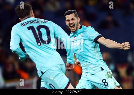 Rome, Italie. 19 mars 2026. Federico Bernardeschi de Bologne célèbre avec Remo Freuler après avoir marqué 1-2 buts par pénalité lors de l'UEFA Europa League, Round of 16, match de 2e manche entre L'AS Roma et le Bologna FC le 19 mars 2026 au Stadio Olimpico à Rome, Italie - crédit : Federico Proietti / Alamy Live News Banque D'Images