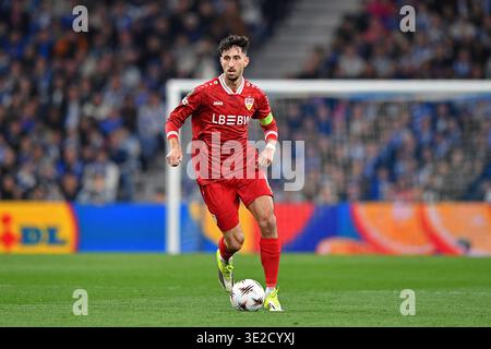 Porto, Portugal. 19 mars 2026. Dragao Stadium, Europa League 2025/2025, FC Porto contre VfB Stuttgart ; Atakan Karazor du VfB Stuttgart court avec le ballon lors du match de 16e manche de l'UEFA Europa League 2025/2026 entre le FC Porto et le VfB Stuttgart au Dragao Stadium de Porto le 19 mars 2026. Photo : Daniel Castro/DiaEsportivo/Alamy Live News crédit : DiaEsportivo/Alamy Live News Banque D'Images