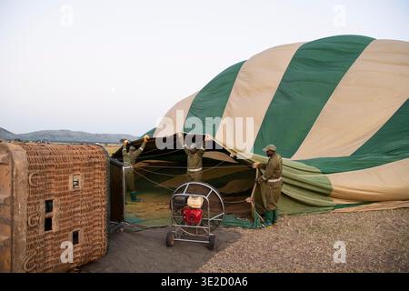 Préparation au décollage, safari en montgolfière dans le parc national du Serengeti, Tanzanie Banque D'Images