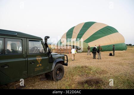 Préparation au décollage, safari en montgolfière dans le parc national du Serengeti, Tanzanie Banque D'Images