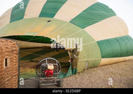 Préparation au décollage, safari en montgolfière dans le parc national du Serengeti, Tanzanie Banque D'Images