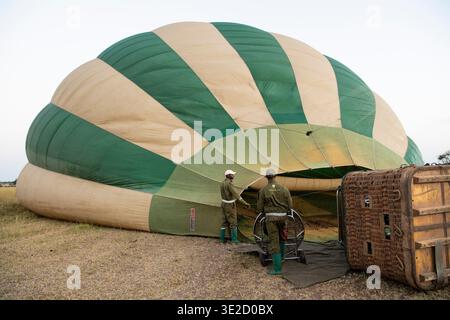 Préparation au décollage, safari en montgolfière dans le parc national du Serengeti, Tanzanie Banque D'Images