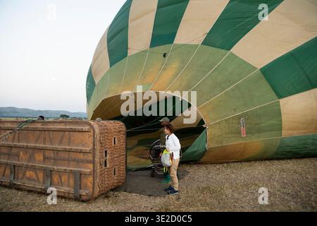 Préparation au décollage, safari en montgolfière dans le parc national du Serengeti, Tanzanie Banque D'Images