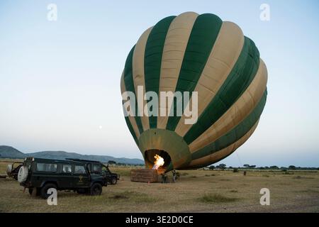 Préparation au décollage, safari en montgolfière dans le parc national du Serengeti, Tanzanie Banque D'Images