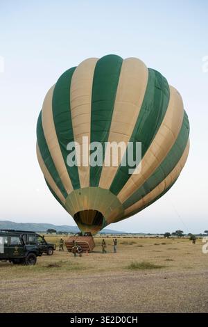 Préparation au décollage, safari en montgolfière dans le parc national du Serengeti, Tanzanie Banque D'Images