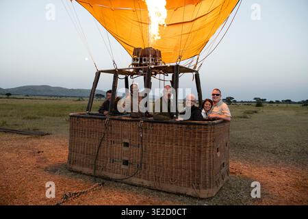Préparation au décollage, safari en montgolfière dans le parc national du Serengeti, Tanzanie Banque D'Images