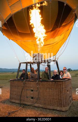 Préparation au décollage, safari en montgolfière dans le parc national du Serengeti, Tanzanie Banque D'Images
