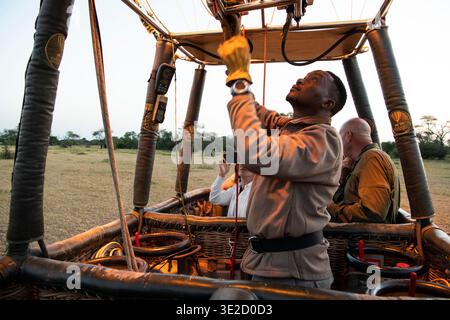 Préparation au décollage, safari en montgolfière dans le parc national du Serengeti, Tanzanie Banque D'Images