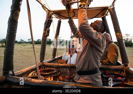 Préparation au décollage, safari en montgolfière dans le parc national du Serengeti, Tanzanie Banque D'Images